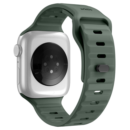 Das arktisband Apple Watch Silikonarmband „Active“ in Dunkelgrün ist hier an einer silbernen Smartwatch mit runder Sensorik auf der Rückseite angebracht; Uhrenkrone und Einstellstift sind sichtbar.