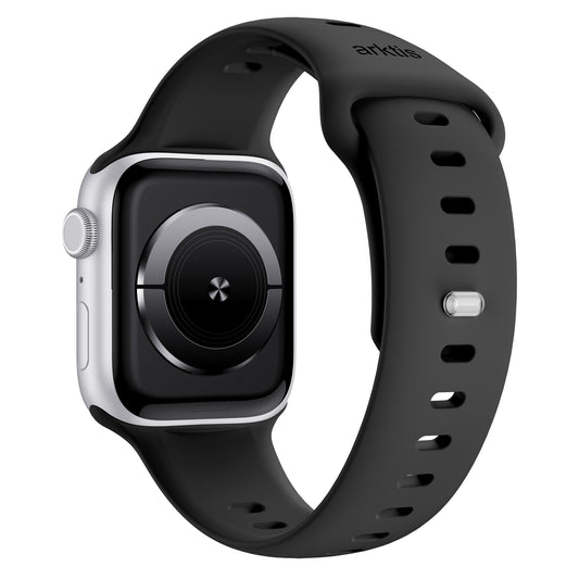 Eine Nahaufnahme des Arktisband-Silikonarmbands „Solis“ für die Apple Watch in Schwarz mit einem Armband im Arktisband-Stil mit gleichmäßig verteilten Löchern zur Größenanpassung an einer Apple Watch, dargestellt mit leerem Bildschirm, digitaler Krone und Seitentaste.