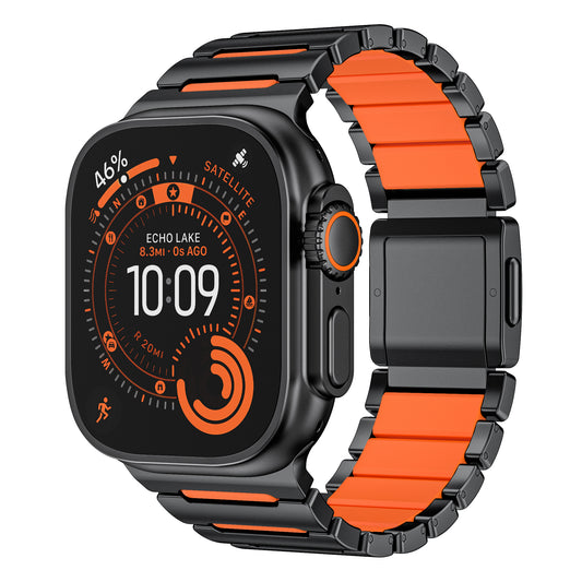 Arktisband Apple Watch Titanarmband Pulse K2 mit einem schwarz-orangefarbenen Gliederarmband und einem digitalen Zifferblatt zur Anzeige von Messwerten.