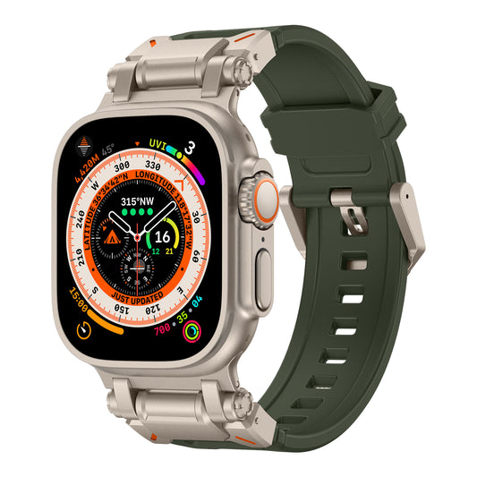 Das arktisband Apple Watch Ultra Armband „Atlas“ verfügt über ein robustes silbernes Gehäuse, ein grünes TPU-Edelstahlband und eine detaillierte Navigationsanzeige – ideal für Outdoor-Abenteuer.