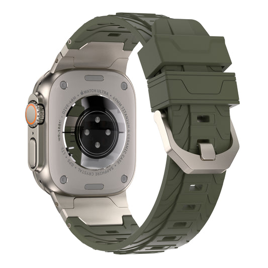 Eine Nahaufnahme des arktisband Apple Watch Ultra Armbands „Orbiter“ von arktisband mit einem Titan Grad 2-Gehäuse und einem robusten olivgrünen FKM-Kunststoffband, das die Sensoren der Uhr und die eingravierten Funktionsdetails auf der Rückseite hervorhebt.