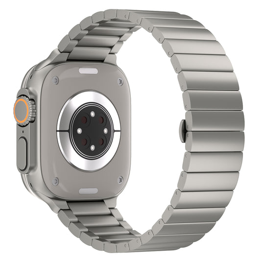 Ein silbernes Arktisband Apple Watch Ultra Titanarmband „Phantom“ mit einem metallischen Gliederband wird von hinten gezeigt und hebt das kreisförmige Sensorfeld und die seitlichen Tasten hervor.