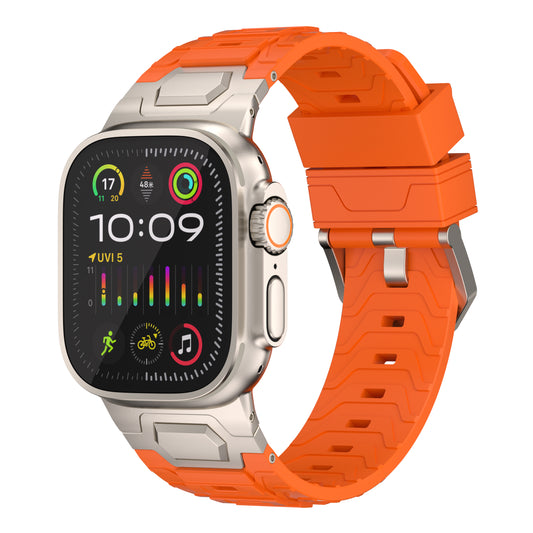Das arktisband Apple Watch Ultra Armband „Orbiter“ besteht aus einer rechteckigen Smartwatch mit silbernem Zifferblatt und einem orangefarbenen Armband aus FKM-Kunststoff, das – wie die Apple Watch Ultra – Uhrzeit, Aktivitätsringe, Wetter, Datum und Symbole für Laufen, Radfahren und Musik anzeigt.