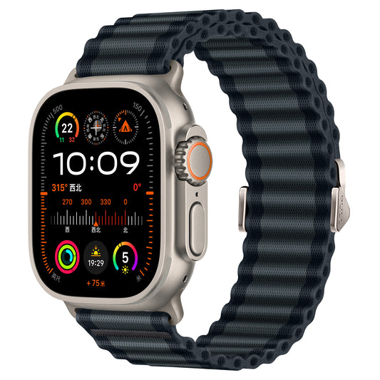 Das arktisband Apple Watch Nylonarmband „Venture“ verfügt über ein schwarzes Armband im Wellen-Look, zeigt die Uhrzeit 10:09 und bunte App-Symbole an – ideal für jedes Abenteuer.