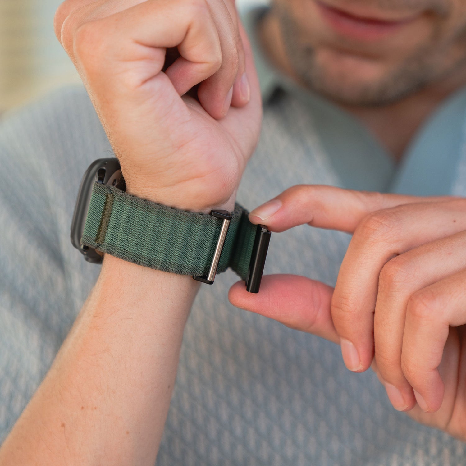 Das arktisband Apple Watch Nylonarmband „Venture“ mit grünem Band wird am Handgelenk befestigt. Das Design im Wave-Look kommt besonders gut zur Geltung – perfekt für Outdoor-Fans. Der Fokus liegt auf Uhr und Zeigern.