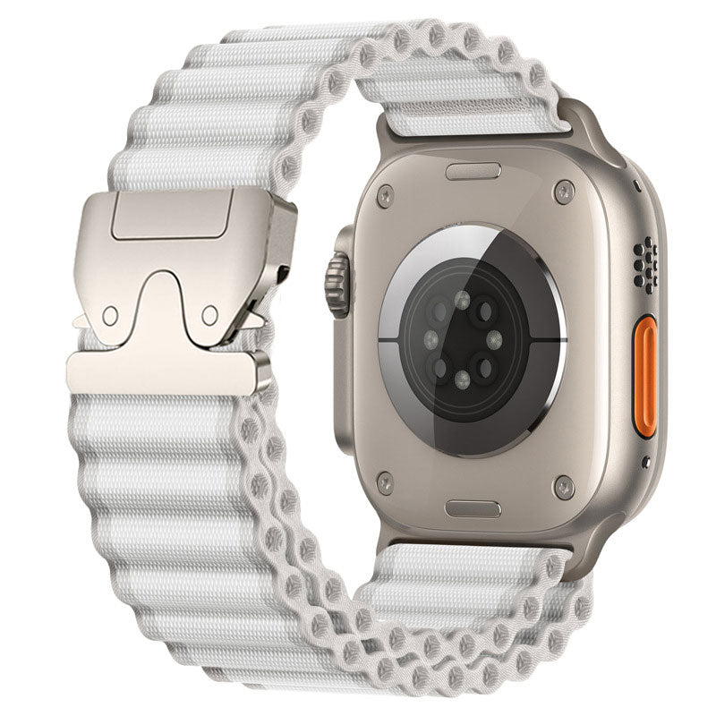 Das arktisband Apple Watch Armband "CoreX" hat ein silbernes Metallgehäuse, ein weißes, strukturiertes Nylonband im Stil eines Apple Watch Armbands und einen orangefarbenen Knopf an der Seite.