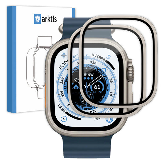 Das MR PROTECT arktis ADVENTURE Displayschutzglas für Apple Watch Ultra 49 mm (2er Set) schützt eine Apple Watch Ultra mit dunkelblauem Armband und Rahmen aus Titanlegierung und zeigt einen Kompass; im Hintergrund sind die Produktverpackung und das Arktis-Logo zu sehen.