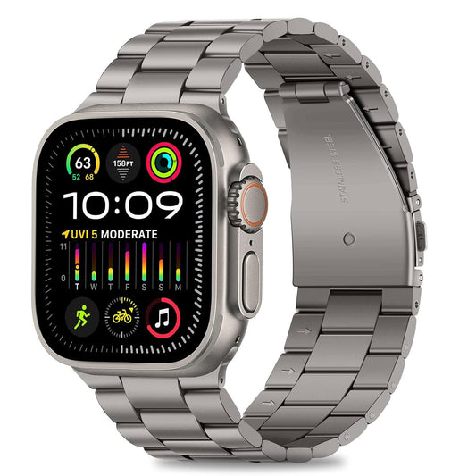 Das arktisband Apple Watch Ultra Edelstahlarmband in Silber verfügt über einen digitalen Aktivitätsbildschirm mit Uhrzeit, Aktivitätsringen, Wetter, Herzfrequenz und Symbolen für Fitness, Musik und Nachrichten.