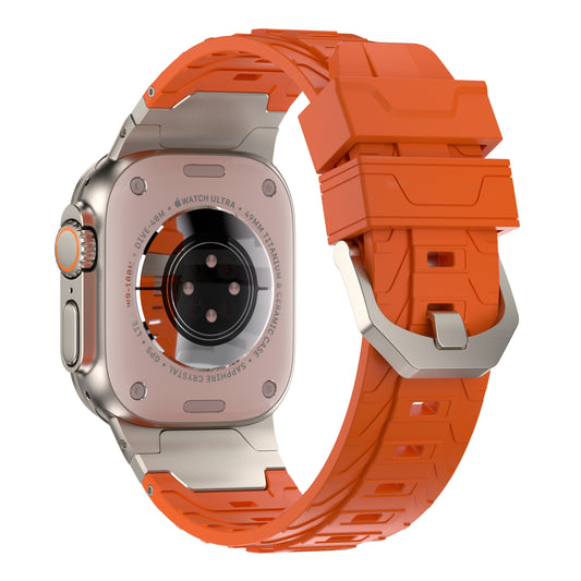 Eine Nahaufnahme des Arktisband Apple Watch Ultra Armbands „Orbiter“ zeigt sein robustes orangefarbenes FKM-Kunststoffband, die silberne Metallschnalle und ein aus Titan Grad 2 gefertigtes Gehäuse mit sichtbaren Schrauben, was die Haltbarkeit der Apple Watch Ultra widerspiegelt.