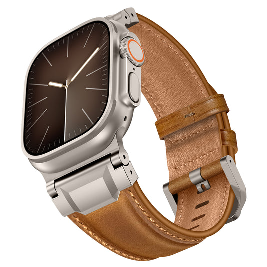Das arktisband Apple Watch Ultra Lederarmband "Delta" verfügt über ein braunes Lederarmband und ein quadratisches silbernes Gehäuse, das an die Eleganz der Apple Watch Ultra 2 erinnert, und zeigt ein analoges Zifferblatt.