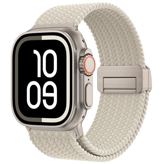Das arktisband Geflochtenes Apple Watch Ultra Armband "Casual" mit Magnetverschluss in beige wird auf einer Smartwatch gezeigt, die 10:09 mit fetten weißen Zahlen auf einem schwarzen Bildschirm anzeigt.