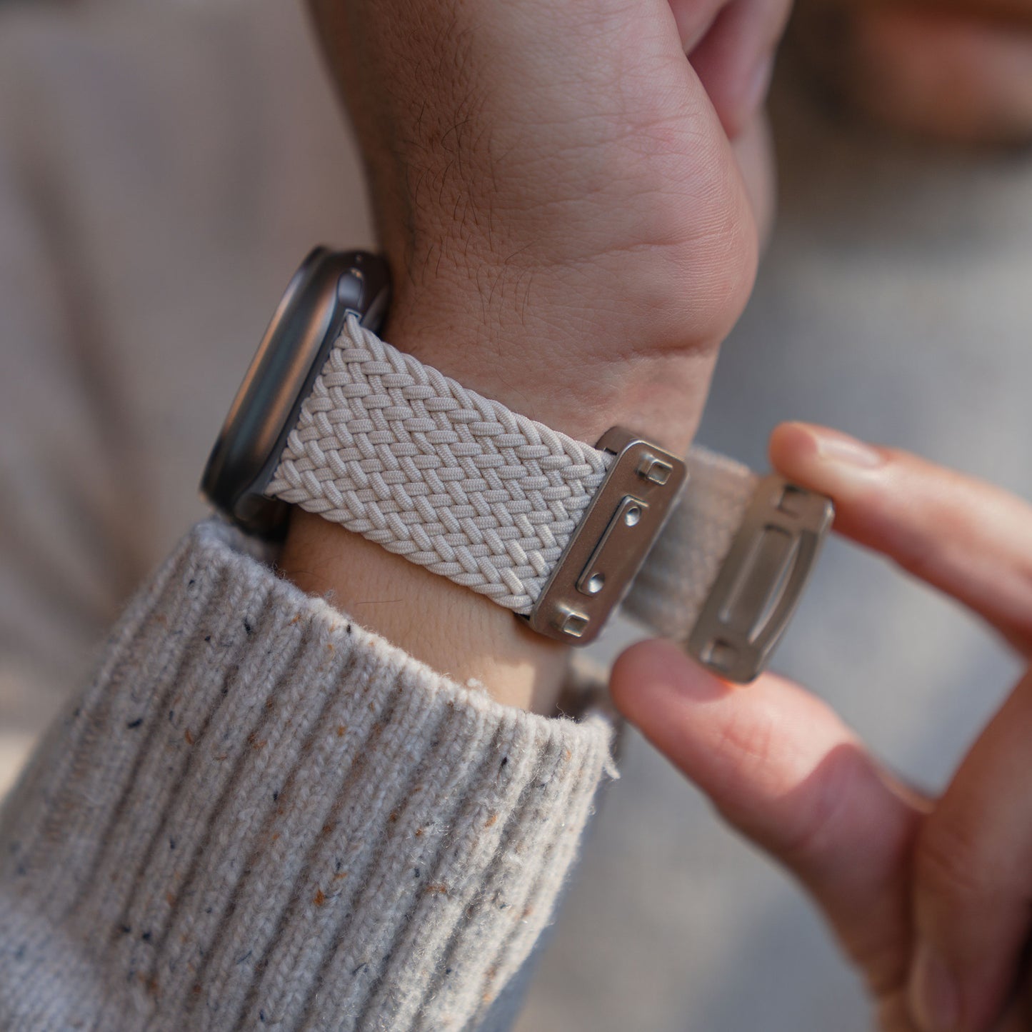 Geflochtenes Armband „Casual“ in Beige wird ums Handgelenk gelegt