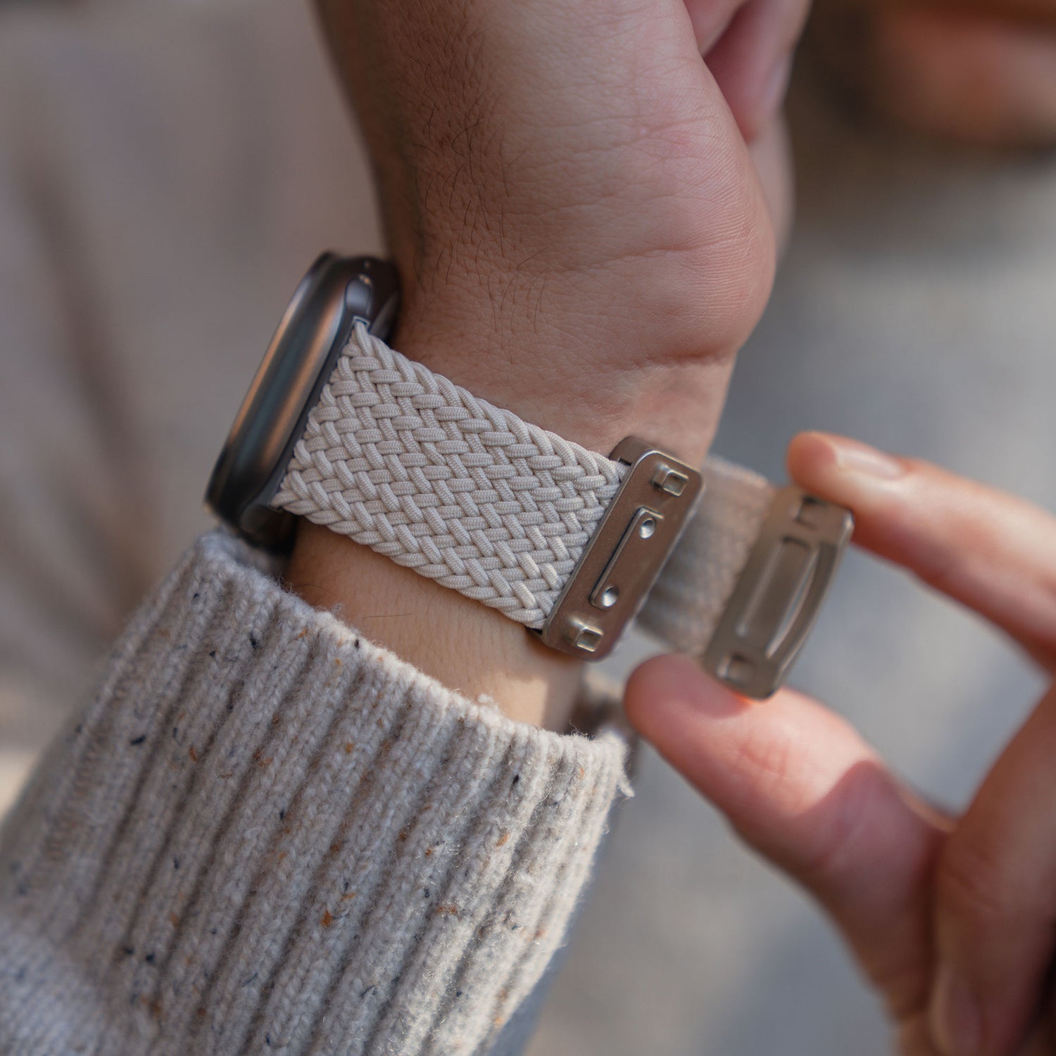 Geflochtenes Armband „Casual“ in Beige wird ums Handgelenk gelegt