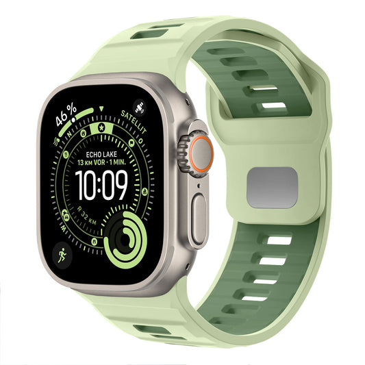Arktisband Apple Watch Silikonarmband "Runner" in grün am Smartwatch-Display, mit Anzeige von Uhrzeit, Aktivitätsdaten und Navigationsinfos.