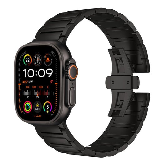 Das Arktisband Apple Watch Ultra Titanarmband "Raptor" in Schwarz mit DLC-Beschichtung zeigt auf seinem rechteckigen Display 10:09 und digitale Widgets – Kompass, Aktivitätsringe, Wetter und Datum – an. Das Arktisband ist teilweise geöffnet.