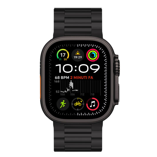 Eine arktisband Apple Watch Ultra mit dem Titanarmband „Maverick“ zeigt auf ihrem rechteckigen Zifferblatt Uhrzeit (10:09), Herzfrequenz, Datum, Aktivitätsringe sowie Symbole für Aktivität, Training und Musik an. Das stylische Metallarmband ist von arktisband.