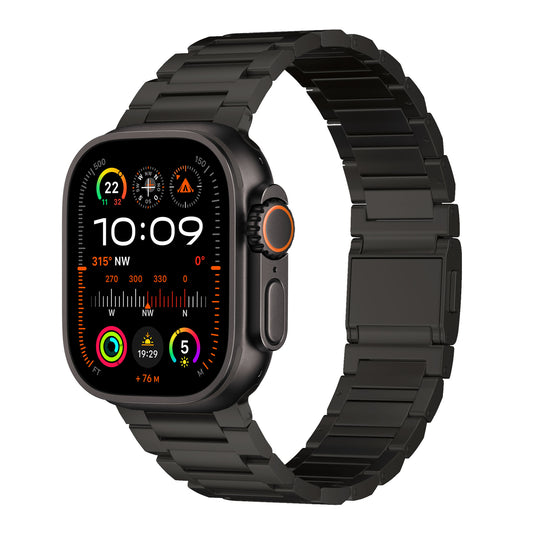 Eine Arktisband-Apple Watch Ultra mit dem „Maverick“-Titanarmband zeigt auf ihrem lebendigen Bildschirm digitale Symbole, Uhrzeit, Datum, Aktivitätsringe, Wetter, Kompass und mehr.