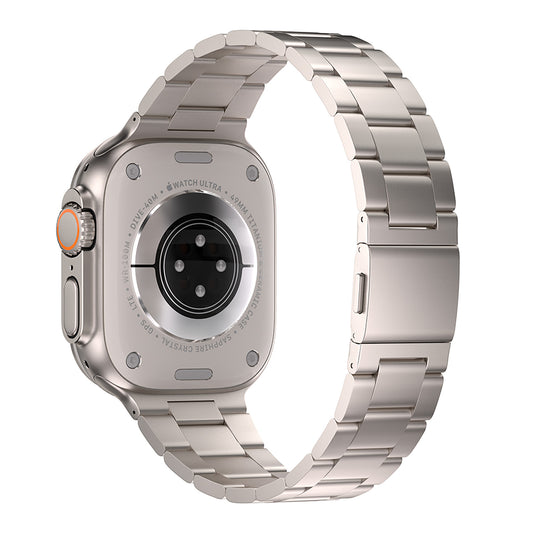 Das arktisband Apple Watch Titan Gliederarmband "Prime" präsentiert sich in Silber mit mattem Metallic-Finish und Sensordetails auf der Rückseite. Der sichere MagneticClick Verschluss sorgt für zuverlässigen Halt.