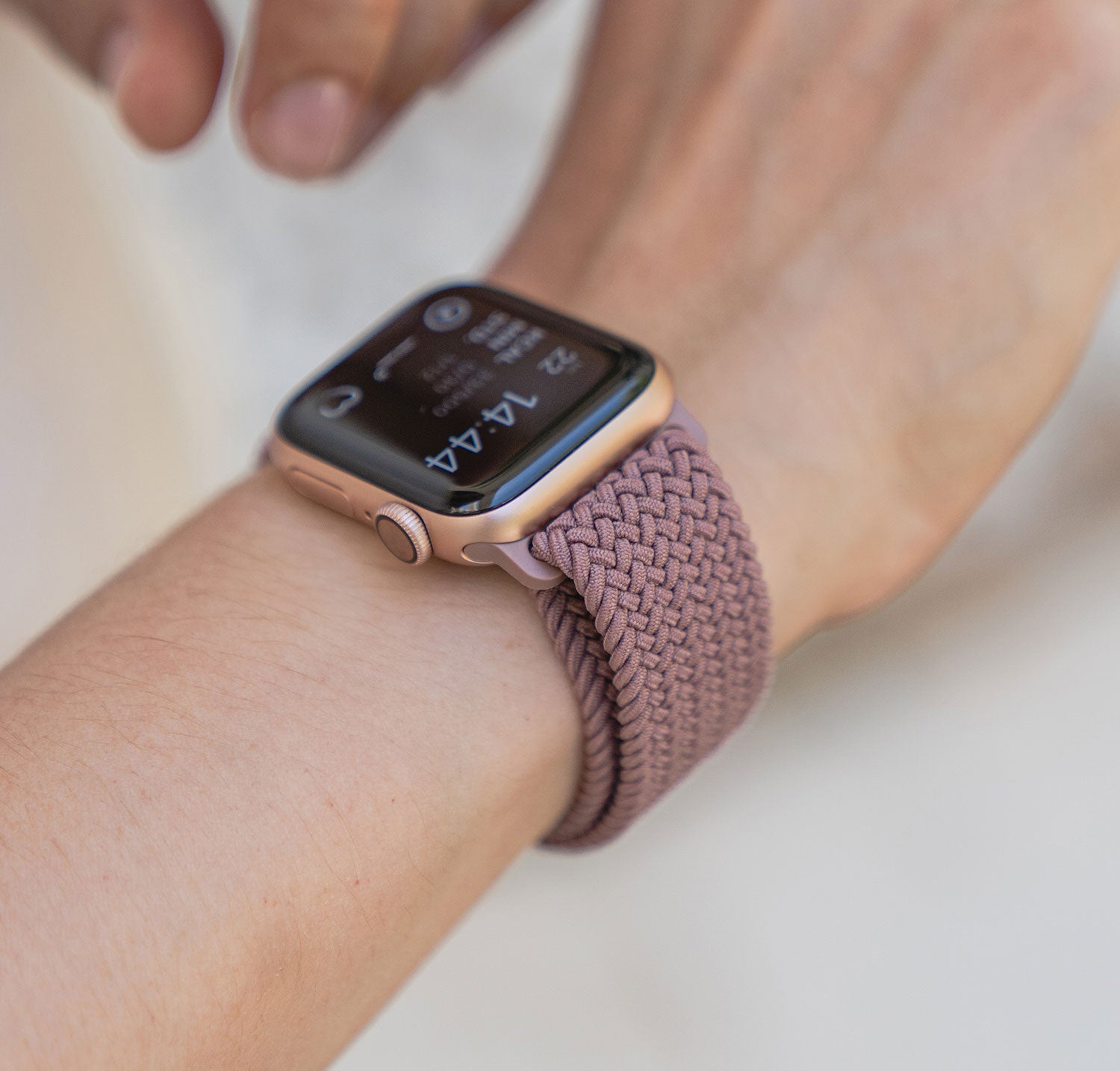 Geflochtenes Apple Watch Stoffarmband in Mauve-Farbton.
