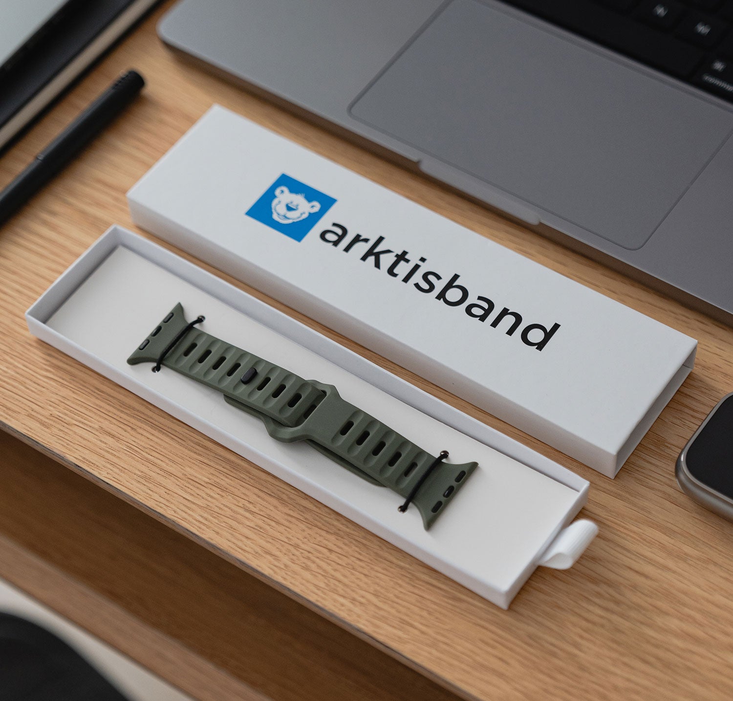 arktisband Verpackung mit olivgrünem Apple Watch Silikonarmband.