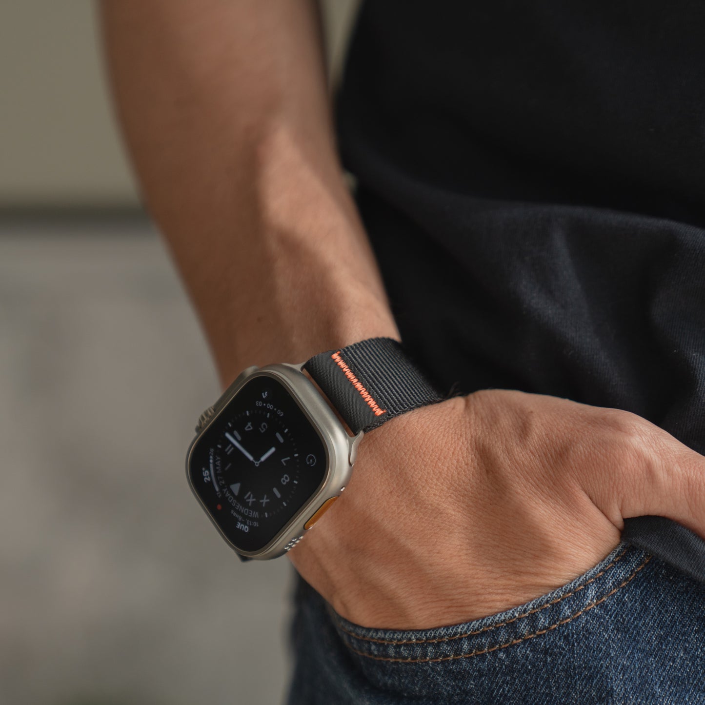 Nahaufnahme einer Person, die das arktisband Apple Watch Armband "Terra" von arktisband mit einem extrabreiten 24-mm-Nylonband trägt, die Hand in der Tasche einer Blue Jeans.