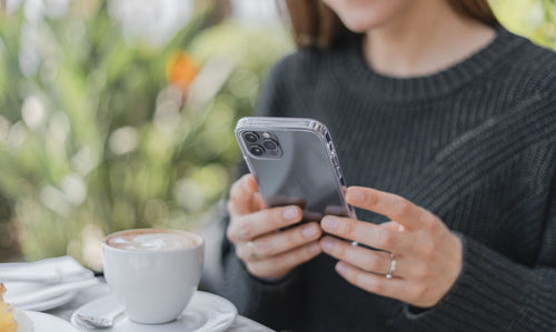iPhone mit transparenter Schutzhülle aus Hartkunststoff