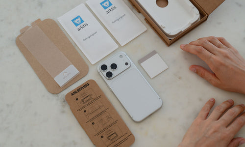 iPhone 17 Pro mit Displayschutz Zubehör bestehend aus Glas, Reinigungssets, Montagebox etc.