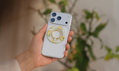 iPhone 17 Pro mit einem MagSafe Ring im frischen Lemon-Design.