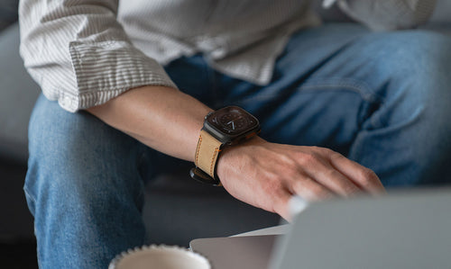Apple Watch Ultra mit einem extrabreiten Armband aus echtem Leder in Braun.