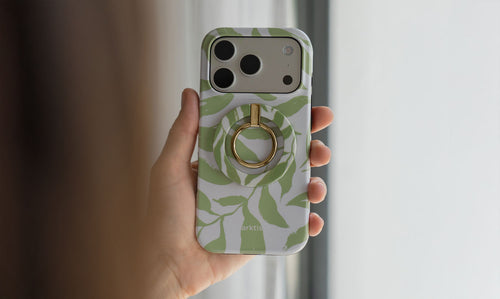 iPhone Hülle mit MagSafe Ringhalter im tropischen Blätterstyle.