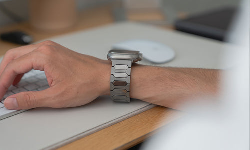 Hochwertiges Apple Watch Ultra Titanarmband mit polierten Mittelstücken.