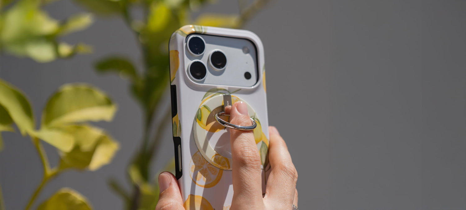 iPhone Hülle mit MagSafe Ringhalter im Zitronendesign.