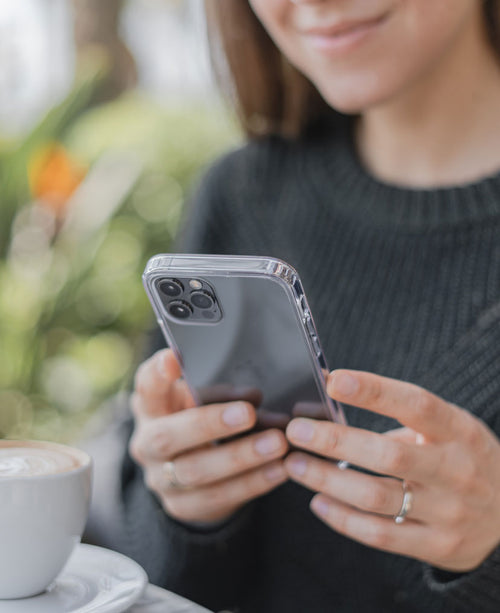 iPhone mit transparenter Schutzhülle aus Hartkunststoff
