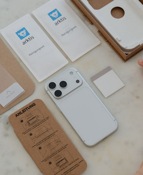 iPhone 17 Pro mit Displayschutz Zubehör bestehend aus Glas, Reinigungssets, Montagebox etc.