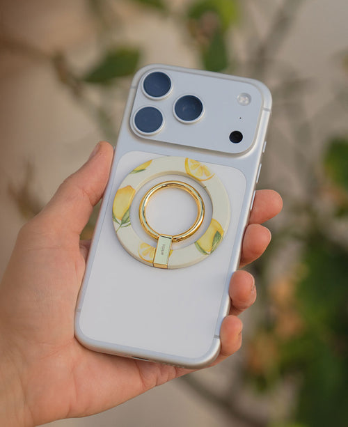 iPhone 17 Pro mit einem MagSafe Ring im frischen Lemon-Design.
