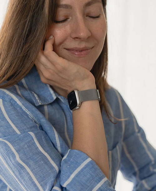 Handgelenk mit Apple Watch Milanaise Armband in Farbe Polarstern