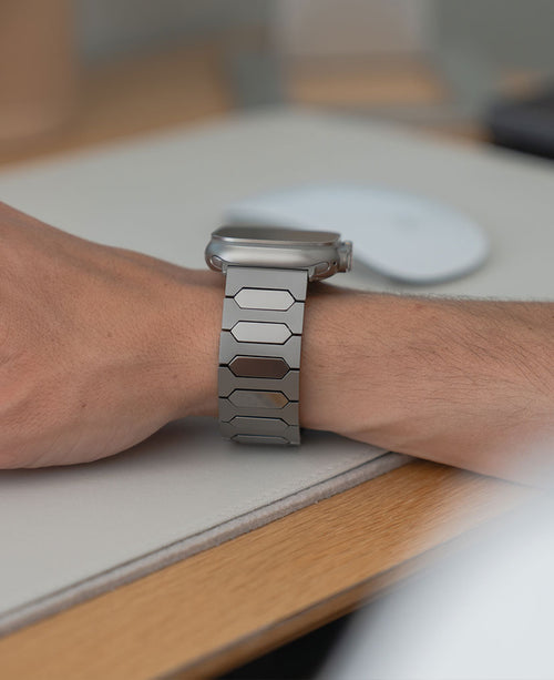 Hochwertiges Apple Watch Ultra Titanarmband mit polierten Mittelstücken.