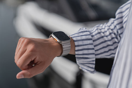 Handgelenk mit Apple Watch Ultra und Titanarmband