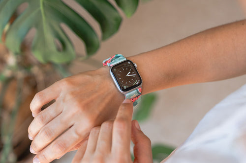 Apple Watch Scrunchie Armband im Watermelon-Design am Handgelenk.