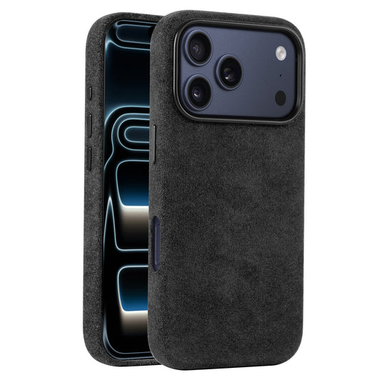 Zwei iPhones in arktis iPhone 17 Pro Hülle aus Alcantara von arktis - eines zeigt das Display, das andere die Triple-Kamera. Schlank, stilvoll und MagSafe-kompatibel.