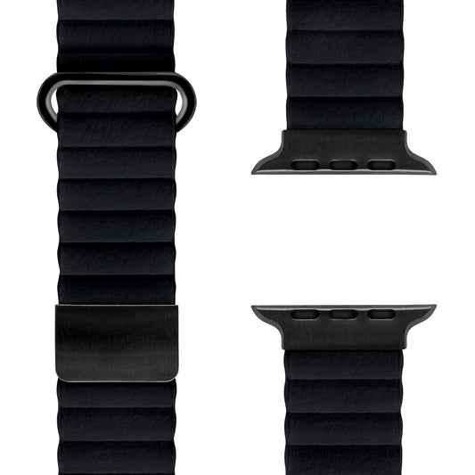 Eine Nahaufnahme des Arktisband-Kunstlederarmbands „Gustino“ für die Apple Watch in Schwarz, mit Metallverschluss und -anschlüssen, ausgestattet mit einem magnetischen Verschlussmechanismus, aus verschiedenen Winkeln auf weißem Hintergrund gezeigt.