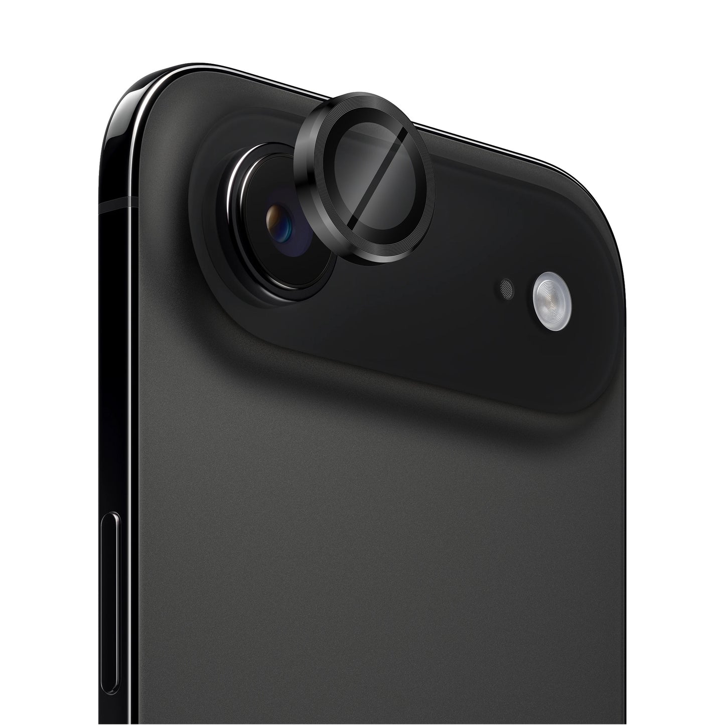 Nahaufnahme einer iPhone-Kamera, während der arktis iPhone Air Lens Protector von arktis präzise über das Objektiv gelegt wird, um es zu schützen.