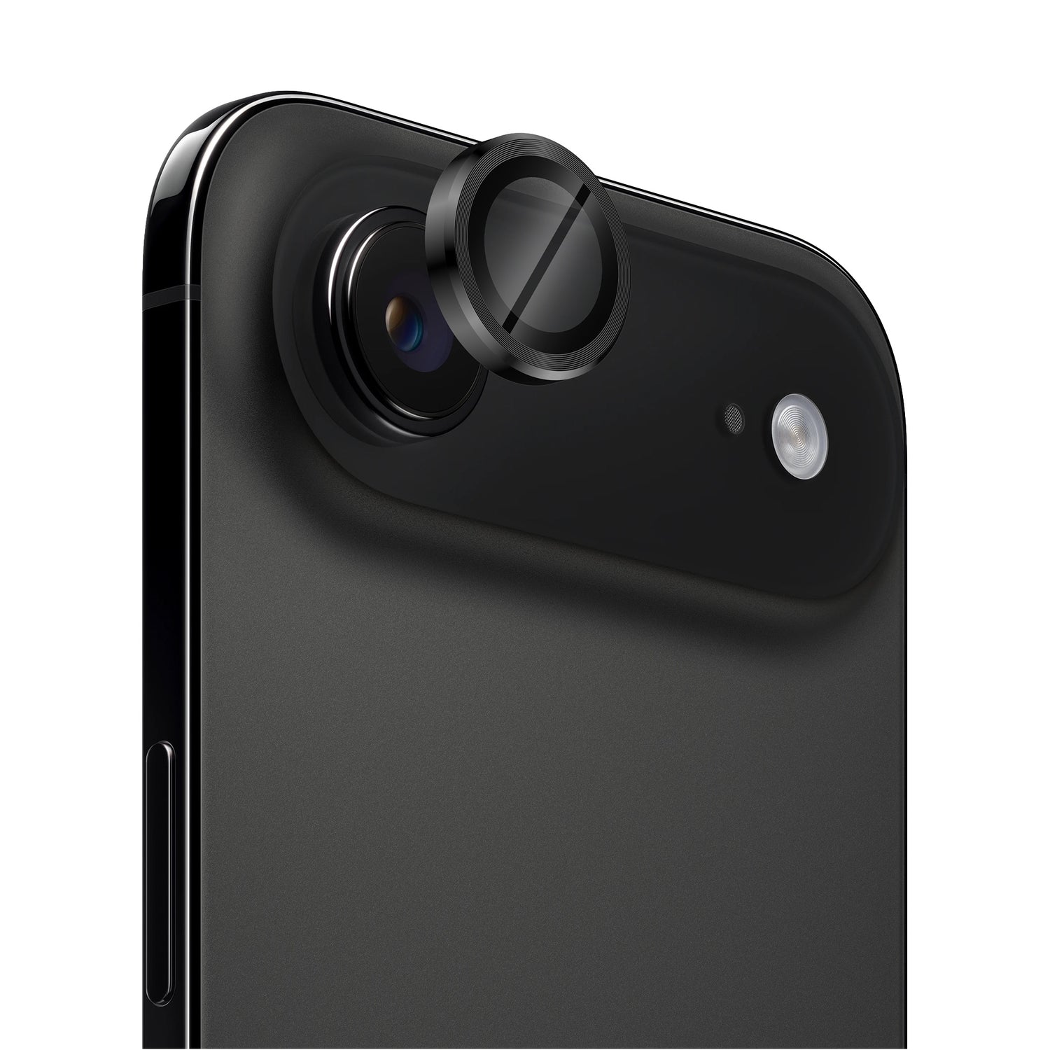 Nahaufnahme einer iPhone-Kamera, während der arktis iPhone Air Lens Protector von arktis präzise über das Objektiv gelegt wird, um es zu schützen.
