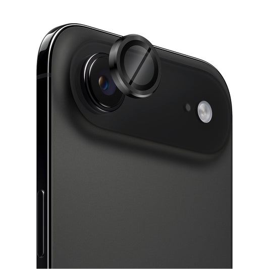 Nahaufnahme einer iPhone-Kamera, während der arktis iPhone Air Lens Protector von arktis präzise über das Objektiv gelegt wird, um es zu schützen.