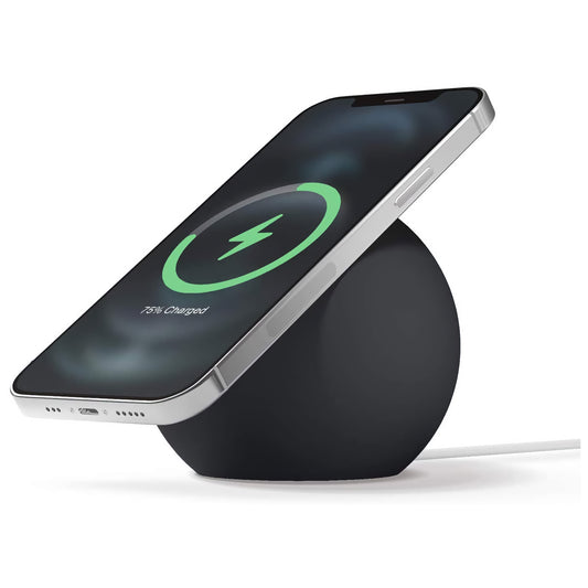 Ein Smartphone wird kabellos auf dem schwarzen, kugelförmigen arktis MagSafe Orbit Stand aufgeladen, wobei ein Ladesymbol auf dem Bildschirm erscheint.