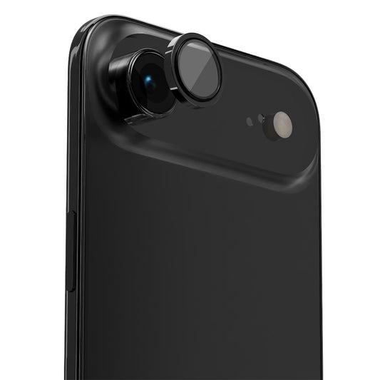 Nahaufnahme eines arktis iPhone Air Lens Protector, der an der Rückkamera eines schwarzen Smartphones angebracht ist und den verbesserten Kameraschutz von arktis verdeutlicht.