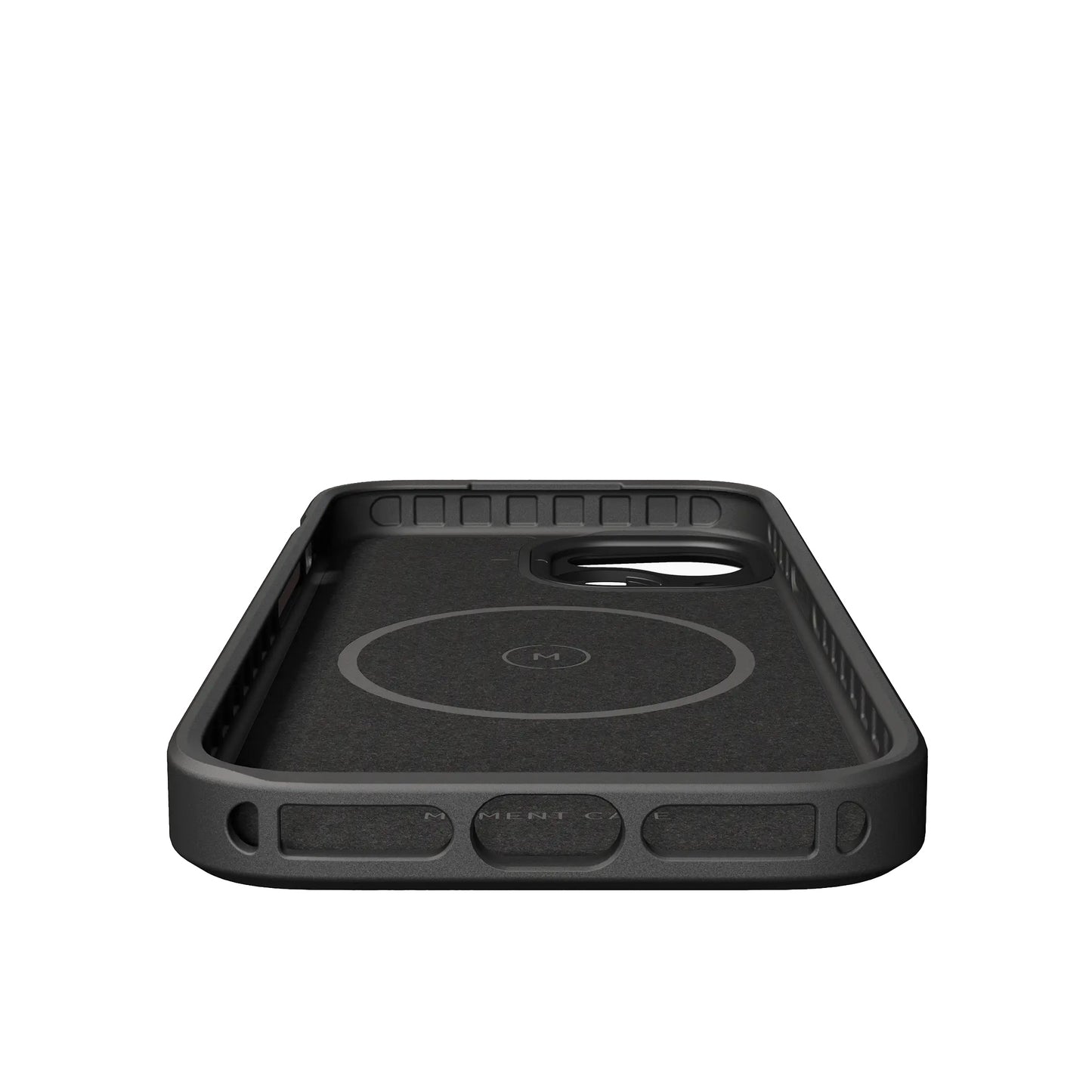Die MOMENT Moment iPhone 15 Kameratasche MagSafe in Schwarz verfügt über einen kreisförmigen MagSafe-Bereich, der vom unteren Rand aus auf weißem Hintergrund zu sehen ist - ideal für mobile Fotografen und voll kompatibel mit Moment-Objektiven.