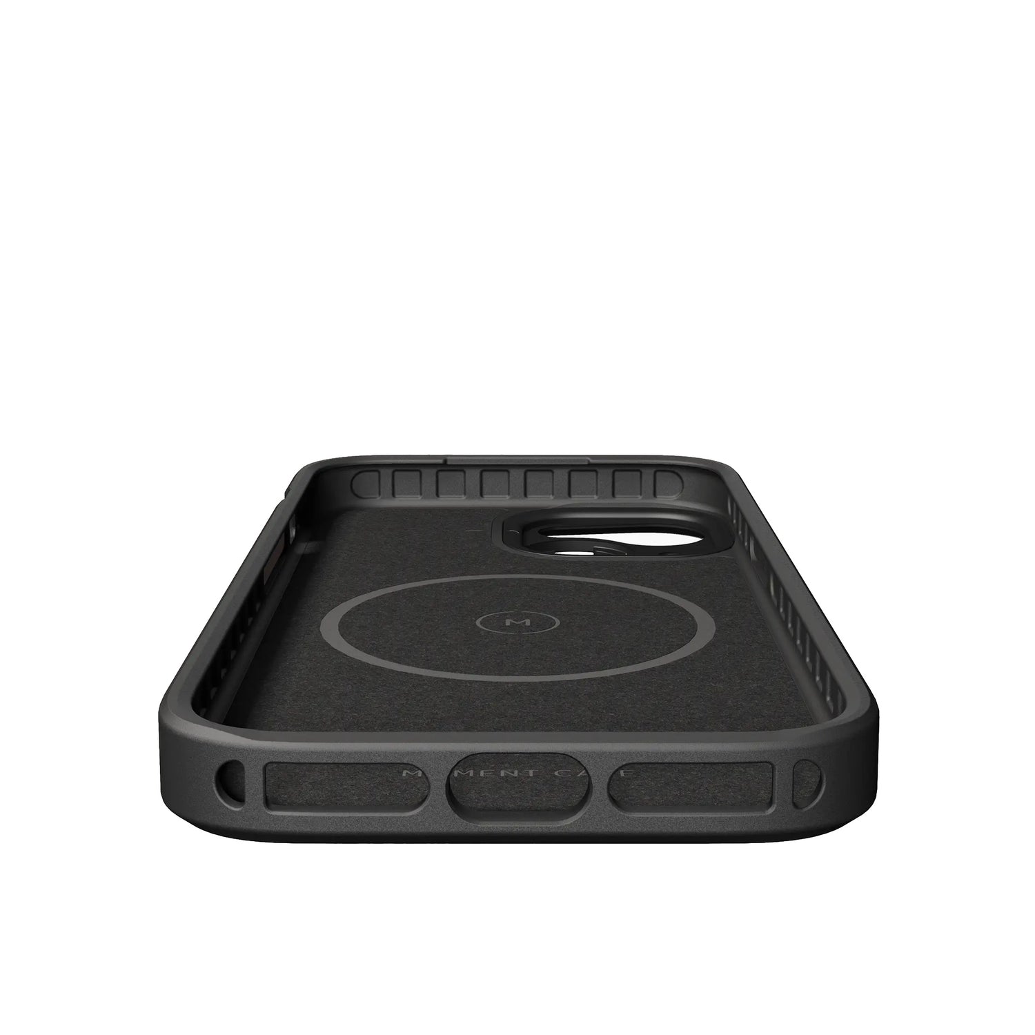 Die MOMENT Moment iPhone 15 Kameratasche MagSafe in Schwarz verfügt über einen kreisförmigen MagSafe-Bereich, der vom unteren Rand aus auf weißem Hintergrund zu sehen ist - ideal für mobile Fotografen und voll kompatibel mit Moment-Objektiven.