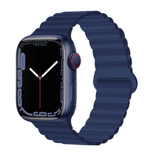 Das arktisband Apple Watch Magnetarmband "Neo" ist ein dunkelblaues Smartwatch-Armband mit geripptem Silikonarmband, entworfen für ein abgerundetes, rechteckiges Zifferblatt, schwarzes Display, weiße Zeiger und rote seitliche Tasten. Apple Watch kompatibel.