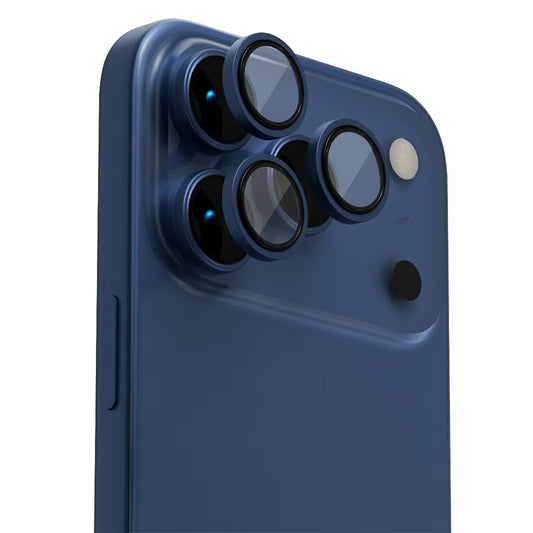 Ein blaues arktis iPhone 17 Pro Max mit vier rückwärtigen Kameras, Blitzlicht und schlankem Aluminiumring arktis Lens Protector ist auf weißem Hintergrund abgebildet.